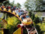 Achterbahn Turbulente Fahrt auf der rasanten Holzwurm-Achterbahn